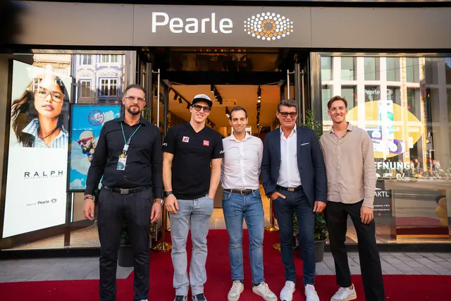 Pearle Filialleiter Rene Schallert, Riesenslalom Weltmeister Raphael Haaser, Pearle Geschäftsführer Marcin Szpil, Pearle Regionalleiter, Marcel Schneider, Skisprung-Ass Gregor Schlierenzauer  | Foto: © Paul Ambrusch