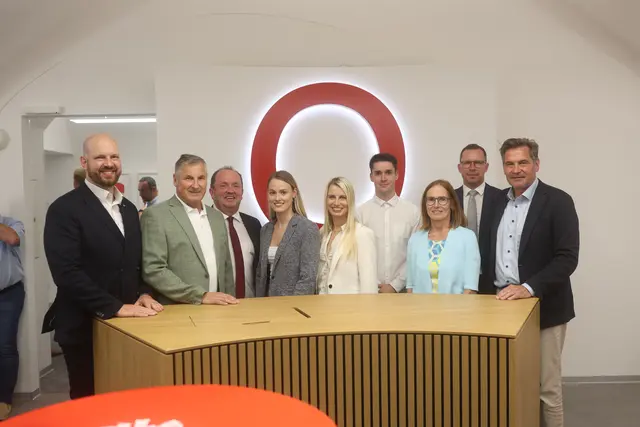 v.l.: Vizebürgermeister Armin Bahr, Wirtschafts-Stadtrat Peter Engelbrechtsmüller, Franz Tatzberger, Julia Zoitl, Julia Alberer, Jakob Wailzer (alle Oberbank), Gunda Bischofreiter (Hausbesitzerin), Thomas Hinterhofer (Oberbank) und Bürgermeister Werner Krammer. | Foto: Stadt Waidhofen a/d Ybbs