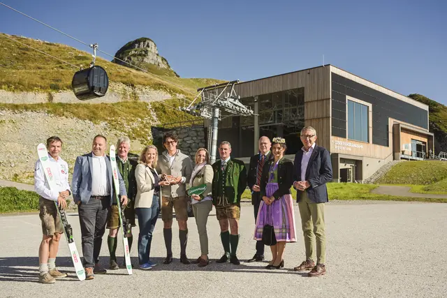 V.l.: FG-Geschäftsführer Oliver Käfer, Obmann-Stellvertreter Daniel Berchthaller, GF Loser Bergbahnen Rudolf Huber, LAbg. Eva-Maria Kroismayr-Baier, Obmann Fabrice Girardoni, GF Tourismusverband Ausseerland Salzkammergut Pamela Binder, Bürgermeister Altaussee Gerald Loitzl, Bezirkshauptmann Liezen Nico Groger, Narzissenkönigin Magdalena Egger und WKO Steiermark-Präsident Josef Herk bei der Tagung am Loser | Foto: Klaus Krumböck