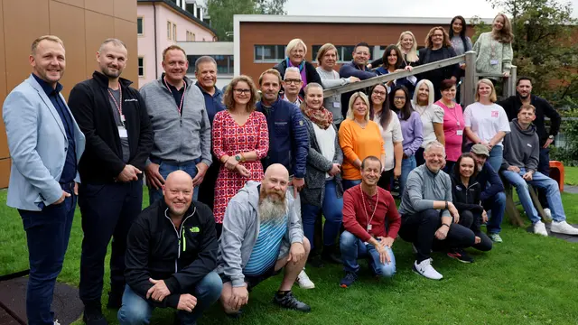 Landesgeschäftsführer Marvin Kropp (links) mit ÖGB-Kollegen und den Teilnehmern der neuen Lehrgänge
 | Foto: ÖGB Salzburg