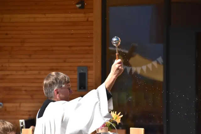 Pfarrer Rupert Toferer segnete die neuen Räumlichkeiten. | Foto: MeinBezirk/Johanna Bamberger