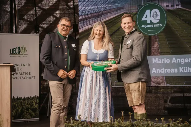 Bürgermeister von Kalwang Mario Angerer, Prinzessin Tatjana von und zu Liechtenstein, Bürgermeister NRAbg. Andreas Kühberger überreicht eine
Geburtstagstorte (v. l.) | Foto: what if media