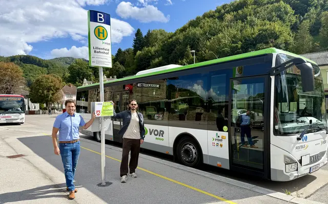 Bürgermeister Manuel Aichberger sowie Klima- und Umweltstadtrat Thomas Gravogl freuen sich mit der VOR-Klimaticketverlängerung der Lilienfelder Bevölkerung auch ein weiteres Jahr klimafreundliche Mobilität bis Herbst 2026 gratis anbieten zu können.  | Foto: Stadtgemeinde Lilienfeld