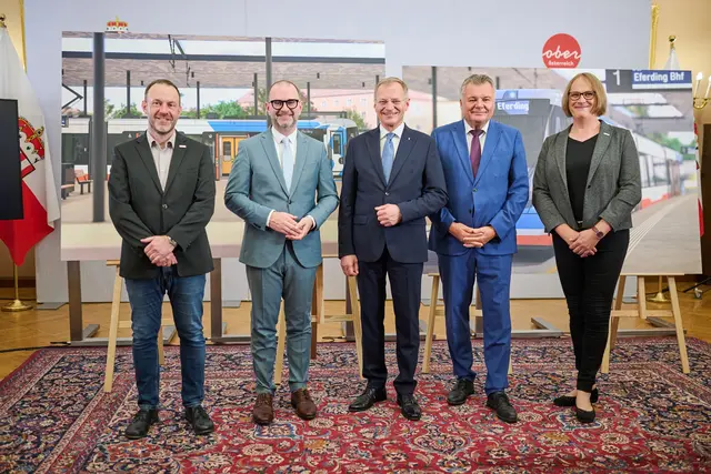 Von links: Volker Hartl-Benz (Projektleiter Regional-Stadtbahn Linz, Schiene OÖ), Bürgemreister Dietmar Prammer (SPÖ), Landeshauptmann Thomas Stelzer (ÖVP), Landesrat Günther Steinkellner (FPÖ) und Sonja Wiesholzer (Geschäftsführerin Schiene OÖ). | Foto: Land OÖ/Peter Mayr