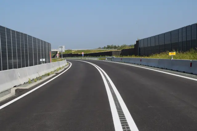 Die S7 weist zwischen dem Tunnel Rudersdorf und der Grenze nur noch jeweils eine Fahrspur auf, weil die Verkehrsplanungen hier von einem deutlich geringeren Verkehrsaufkommen ausgehen. | Foto: Martin Wurglits