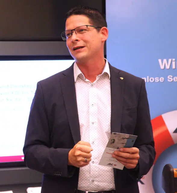 AK-Vizepräsident, Bundesrat Christoph Stillebacher eröffnete den sehr gut besuchten Vernissageabend.