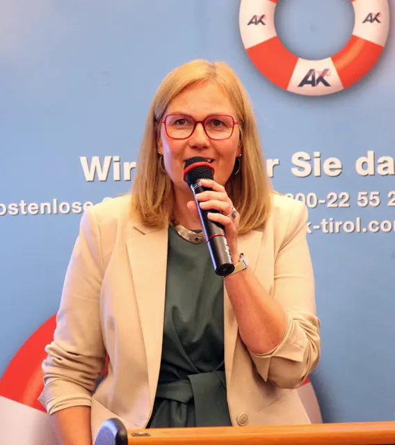 Maria-Luise Schnegg gab als Laudatorin umfassend Einblick in den Werdegang der Künstlerin, die zugleich ihre Schwester ist.