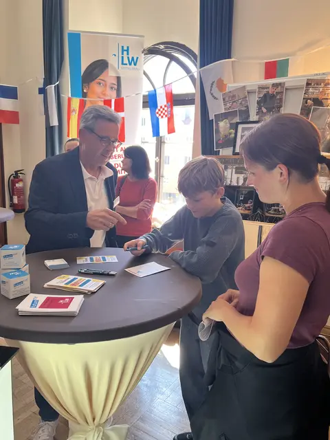 Danke an den Qualitätsmanager der Schule. Professor Lobak berät über die Vorteile der Schulformen mit Fokus Fremdsprachen- und Persönlichkeitsbildung! | Foto: (c) hlwspittal 2025, mediateam