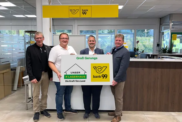 Vizebürgermeister Josef Maurer (Stadtgemeinde Groß Gerungs), Filialleiter Gerhard Schmid (Lagerhaus Groß Gerungs), Christian Pichler (Österreichische Post AG), Obmann Erich Fuchs (Lagerhaus Zwettl). | Foto: Lagerhaus Zwettl