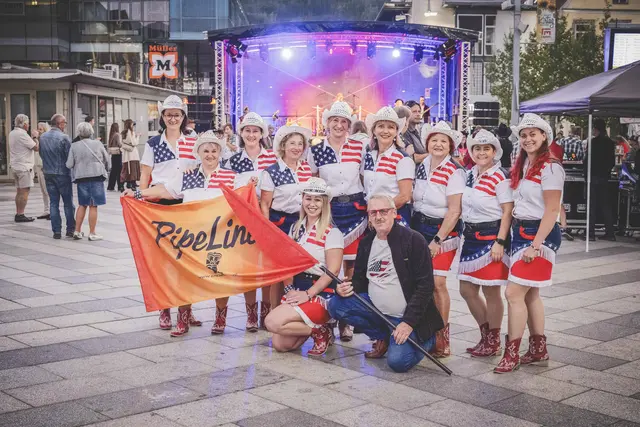 Ein Highlight des Abends war der Auftritt der Line-Dancerinnen.  | Foto: Klaus Pressberger