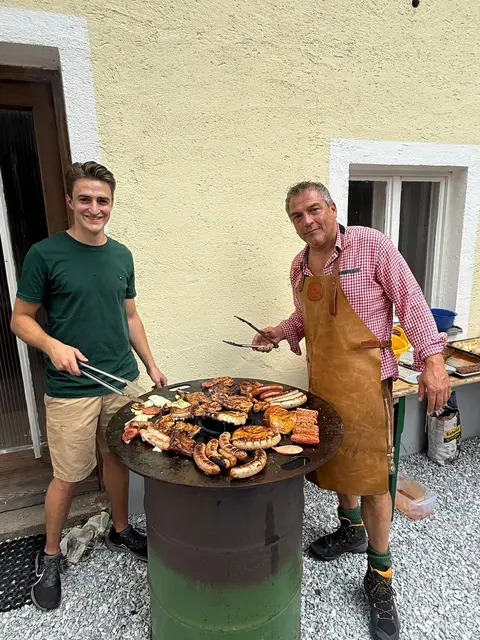Rene Haring (l.) mit Unterstützung am Griller. | Foto: MeinBezirk