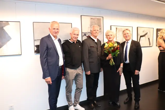 Klaus Felderer (VD Sparkasse Kufstein), Peter Petzer (Stv. Präsident Sparkasse Kufstein), Kunstkurator Hans Peter Gruber, Künstlerin Gitti Horngacher und Bürgermeister Martin Krumschnabel (v.l.). | Foto: Christiane Nimpf