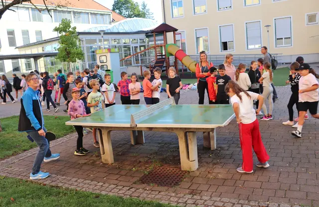 Tischtennis spielen mit Marianne und Ernst Hecke machte den Kindern großen Spaß.  | Foto: Edith Ertl