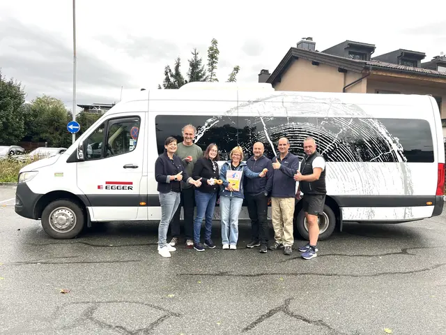 TVB-GF Martina Foidl, Sepp Nothegger (Nothegger Reisen GmbH), Barbara Döttlinger (Nachhaltigkeitsbeauftragte TVB) sowie die Okto-Wanderbus-Fahrer und -Fahrerinnen.
 | Foto: TVB St. Johann