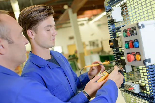 Wie wäre es mit einer Lehre zum Elektrotechniker? Sie sind für die Umsetzung der Energiewende und den Klimaschutz entscheidend, da sie die Installation und Reparatur von PV- und Windkraftanlagen übernehmen. | Foto: Smarterpix/phovoir