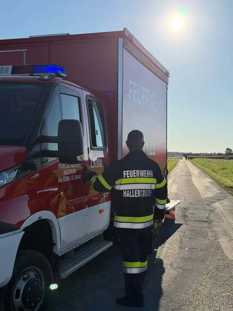 Die Feuerwehrleute waren am Freitag rund zwei Stunden im Einsatz. | Foto: FF Hallersdorf
