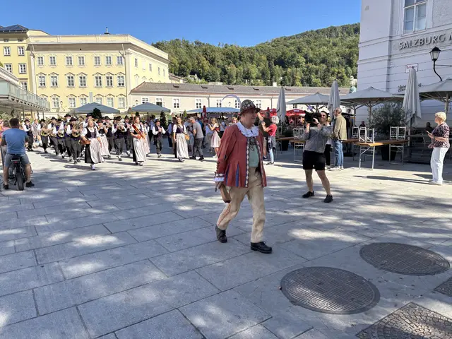 Johannes Rupert Franz, besser bekannt als „Hanswurst“, hisste die Marktfahne. Bereits seit 1998 verkörpert der Salzburger in einem roten Wams, der hellen Lederhose und dem hohen grünen Spitzhut die traditionelle Figur. | Foto: Schrofner