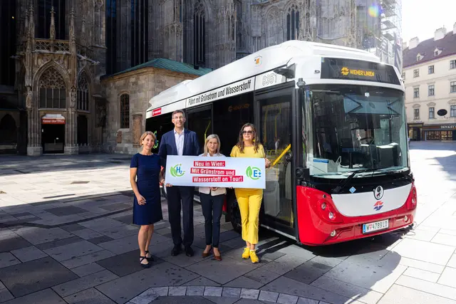 V.r.n.l. – Öffi-Stadträtin Ulli Sima, Monika Unterholzner, stv. Generaldirektorin der Wiener Stadtwerke, Markus Figl, Bezirksvorsteher Innere Stadt, Gudrun Senk, technische Geschäftsführerin der Wiener Linien. | Foto: Wiener Linien / Simon Wöhrer