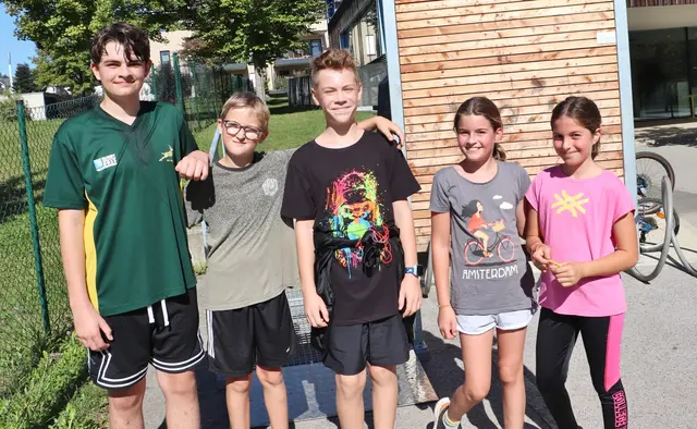 Vor allem nach der furchtbaren Tat am BORG Dreierschützengasse gab es lange Warteschleifen bei Rat auf Draht. Unter der Notrufnummer 147 können Kinder und Jugendliche rund um die Uhr über Sorgen und Ängste sprechen. Liam, Fabian, Sebastian, Isabella und Julia wissen um die humanitäre Initiative von SOS Kinderdorf, Lehrer Konrad Hamm stellte sie ihnen vor. "Weil wir wissen, für welchen guten Zweck das ist, laufen wir Runde um Runde" war das Credo der Jugend. Bravo.  | Foto: Edith Ertl