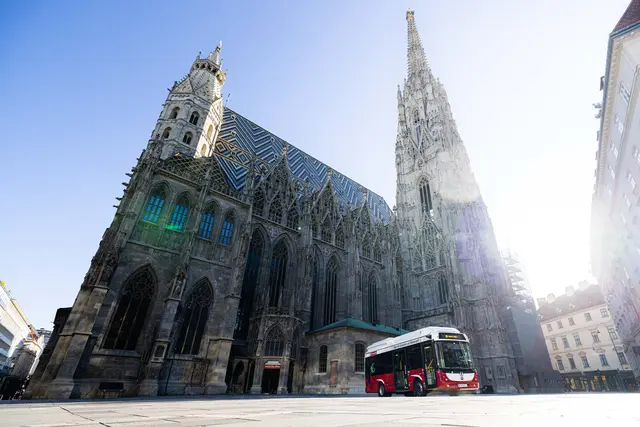 Premiere: Zehn kompakte E-Busse mit Wasserstoff-Brennstoffzellen starten ihren regulären Betrieb auf den Linien 2A und 3A in der Wiener City.  | Foto: Wiener Linien / Simon Wöhrer