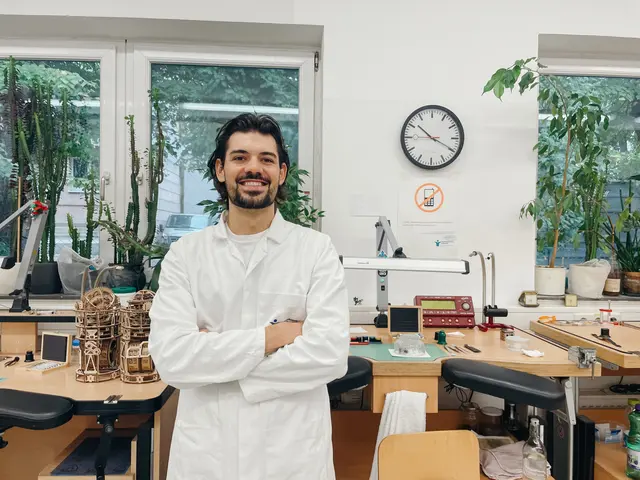 Florian Authried macht eine Lehre zum Uhrmacher. | Foto: Marlene Graupner/MeinBezirk