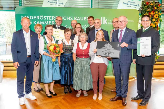 Karl Zöchling Raiffeisen Landeswerbung Wien-NÖ, Gerlinde Schönbauer, Margit Reiß-Wurst, Daniel Mayerhofer, Eleonore Kühlmayer, Karl Kühlmayer, Doris Mayerhofer, Martha Resel, NÖ-Gärtner Obmann Johannes Käfer, WK NÖ-Vizepräsident Christian Moser, Viktoria Schuh, Karl Dietrich-Sprung, LH-Stv. Stephan Pernkopf, LK NÖ-Vizepräsident Lorenz Mayr. | Foto: Georg Pomaßl/LK Niederösterreich