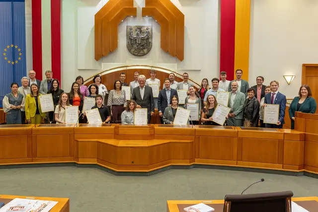 Landtagspräsidentin Astrid Eisenkopf zeichnete gemeinsam mit Vertreterinnen und Vertretern der Pädagogischen Hochschule und der Bildungsdirektion die 13 teilnehmenden Schulen als „Demokratiebotschafter:innen“ aus. | Foto: Büro Landtagspräsidentin Astrid Eisenkopf