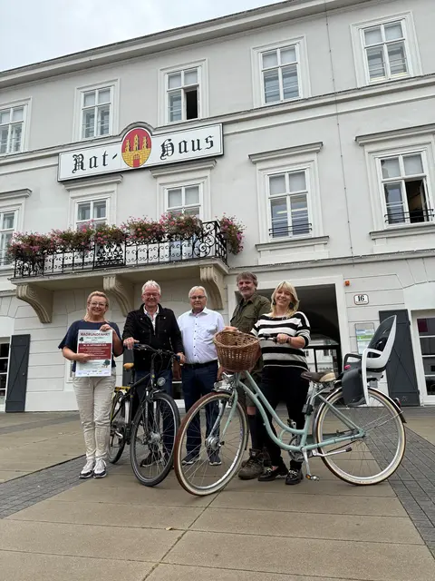 Das Organisationsteam rund um Stadträtin Tina Heissenberger (ÖVP), Bürgermeister Gerhard Weil (SPÖ), Vizebürgermeister Felix Böhm (LBW), Gemeinderat Roman Kral (Grüne)  und Stadträtin Lisa Miletich (SPÖ)  freuen sich auf ein aktives Bruck | Foto: Stadtgemeinde Bruck