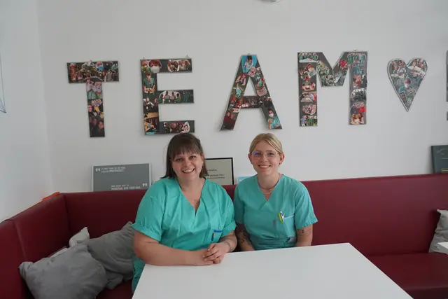 Lena und Theresa sind zwei der Damen die hinter den Kulissen des Instagram Accounts der Onkologie Natters stehen.  | Foto: AMG