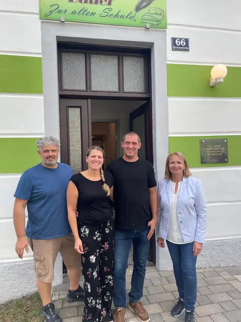 Ortsvorsteher Marcus Koller, Tanja und Robert Bauer sowie Bürgermeisterin Anette Töpfl (v.l.) | Foto: Marktgemeinde Vitis