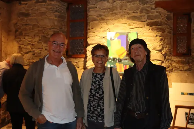 Auch zahlreiche Künstlerkollegen folgten der Einladung, im Bild zu sehen sind der St. Antoner Künstler Hermann Mussak mit seiner Frau Daniela sowie der Grinner Künstler Erich Horvath.  | Foto: Elisabeth Zangerl