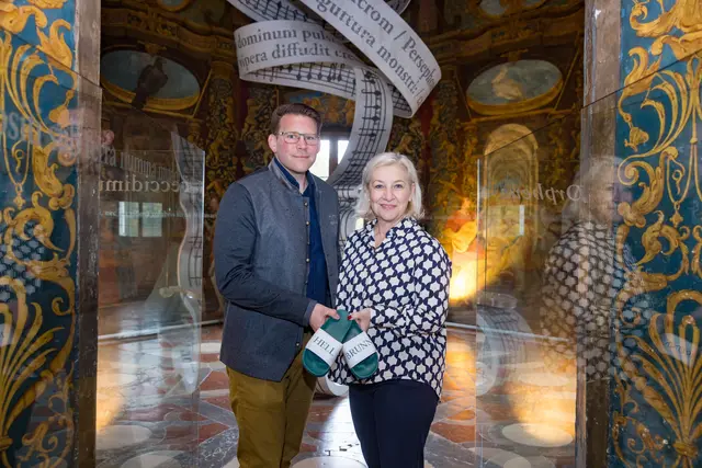 Schloss Hellbrunn: digital erleben
Schlossherr Christian Sernatinger mit Stadträtin Andrea Brandner | Foto: Stadt Salzburg/Wildbild