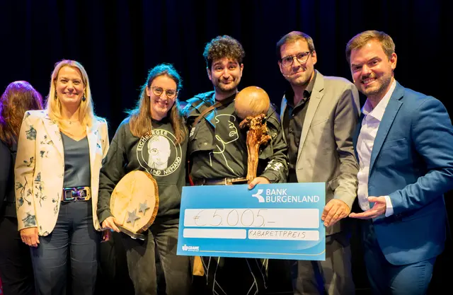 Der in Oberösterreich aufgewachsene Sebastian Humi gewinnt den Burgenländischen Kabarettpreis 2025. | Foto: Andreas Hafenscher