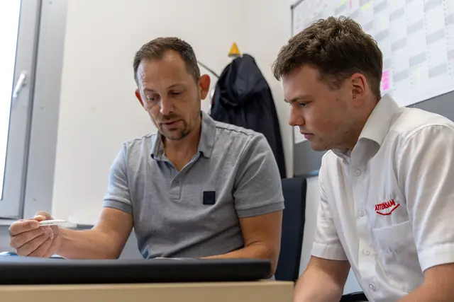 Daniel Blahusek (rechts) schloss 2024 seine dreijährige Lehre als Reinigungstechniker bei Attensam ab und ist seit Mitte dieses Jahres Gebietsleiter in der Hausbetreuung. | Foto: Attensam