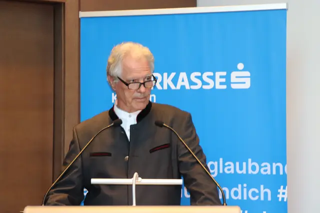 Kurator Hans Peter Gruber gab Einblicke in den künstlerischen Werdegang Horngachers. | Foto: Christiane Nimpf