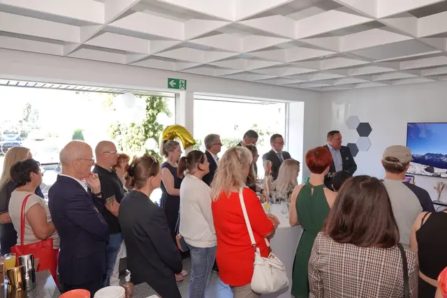 Zahlreiche Besucherinnen und Besucher lauschten gespannt den Grußworten von Peter und seinen Ehrengästen. | Foto: Michael Blinzer