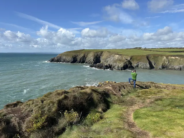 Ein richtiger Kraftplatz: Die Copper Coast im Süden Irlands, wo die Einheimischen Urlaub machen.  | Foto: Richard Kern