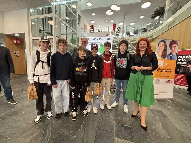 WK-Boss Josef Huber (hinten) begrüßte neben mehr als 600 SchülerInnen mit LR Cornelia Hagele (r.) auch politische Prominenz. | Foto: Perktold