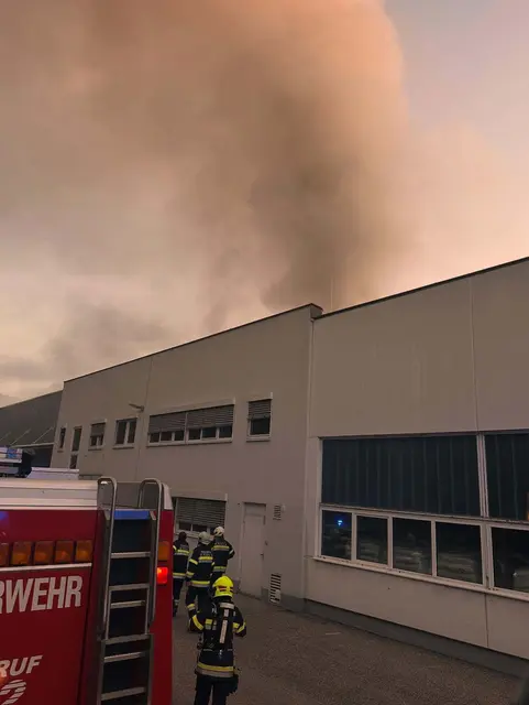 Der Brand bereits sich auf die Dachhaut aus. | Foto: Freiwillige Feuerwehr Griffen