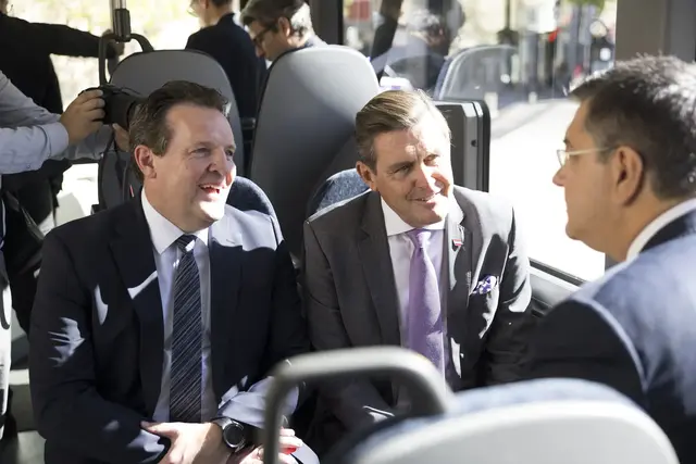 Im E-Bus: LR René Zumtobel und BM Peter Hanke im Gespräch mit EU-Kommissar Apostolos Tzitzikostas. | Foto: Land Tirol/Sedlak