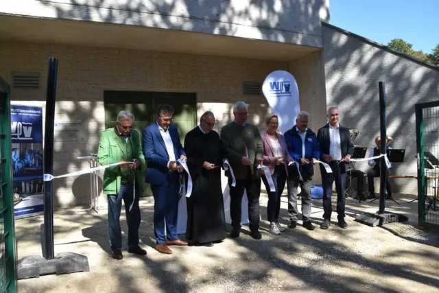 Durchschneiden des Bandes. | Foto: Mirjam Preineder