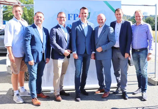 Raimund Hilzensauer, Markus Konrad, Reinhold Maier, Stefan Hermann, Peter Samt, Robert Mörth und Christopher Deutsch vor dem Bezirksbüro in Gössendorf. | Foto: edith Ertl