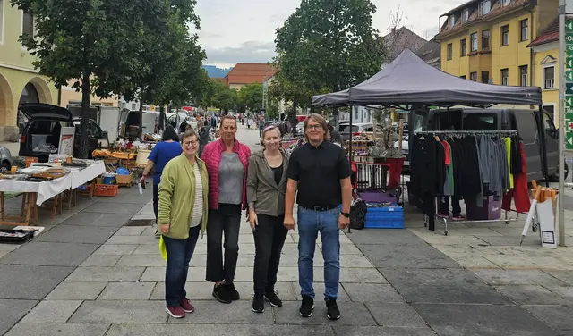 Beim Fohmarkt-Auftakt (von links): Trixi Stornig (TrixisDesign), Martina Egger (Flohmarkt-Organisation, Julia Koller (Wirtschaftsverein Zukunft Völkermarkt) und Stadtrat Bernhard Sutterlüty | Foto: Wirtschaftsverein