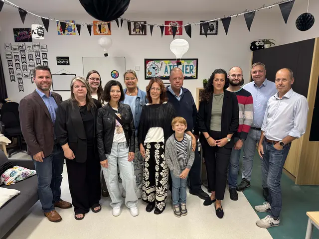 VZ-BGM Stefan Hanke, Petra Krappen (Leitung STB), Dubenka Melanie, Andrea Zöchling (VS 2), Maria
Wottawa (VS 1), STR Petra Gerstenecker und Sohn Luca, GR Hubert Hinterberger, GR Hristina Stojimenov,
GR Sebastian Tmej, GR Hubert Keyl und Martin Sack (Verwaltung) in den Räumlichkeiten des ehem.
Augustinerheims in „Im Augustinergarten 1“. | Foto: Stadtgemeinde Korneuburg