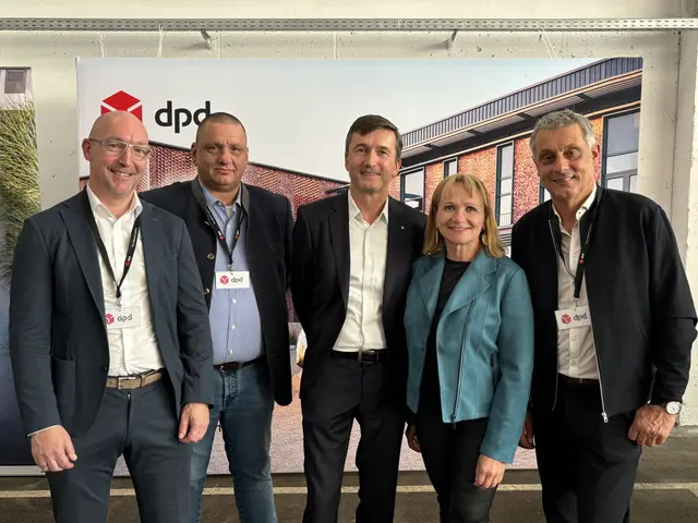 Geschäftsführer Schachinger Paketdienst Christian Teply, Operations Manager Torsten Storch, Geschäftsführer Schachinger Logistics Ehrenfried Werderits, Bürgermeisterin Anette Töpfl und Verkaufsleiter Schachinger Paketdienst Hans-Peter Hirtenlehner (v.l.) | Foto: Daniel Schmidt