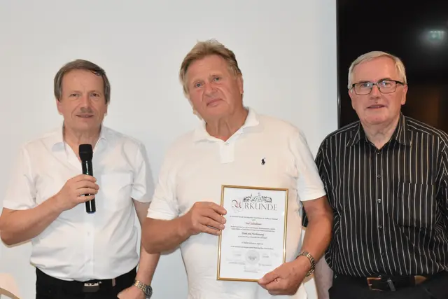 Neues Ehrenmitglied Josef Schaubmair, flankiert von den Organisatoren Fritz (l.) und Franz Bertlwieser (r.). | Foto: Juliane Bertlwieser