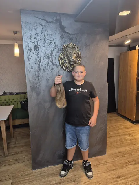 Finn Öller aus Oberkappel zeigt Herz und spendet seine Haare. | Foto: Öller