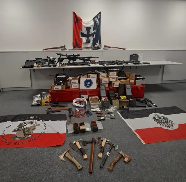 Im Zuge der Hausdurchsuchung wurden Waffen, Munition, Datenträger und Gegenstände mit Bezug zum Nationalsozialismus sichergestellt.  | Foto: Polizei