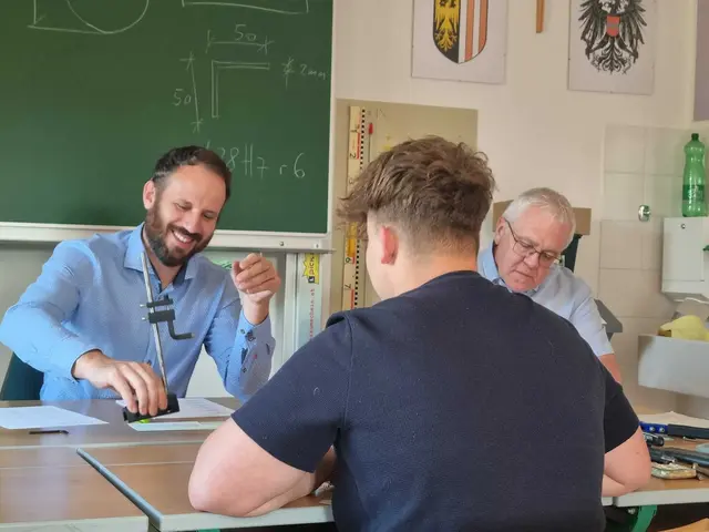 Florian Kapfer von der Firma Kneidinger (l.) und Günter Hartl der Fachbereichslehrer (r.) beim Fachabschlussgespräch.

 | Foto: PTS Neufelden
