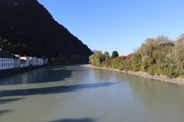 Kramsach hat entlang des Inns 2019 einen Damm aufgeschüttet. | Foto: Christiane Nimpf